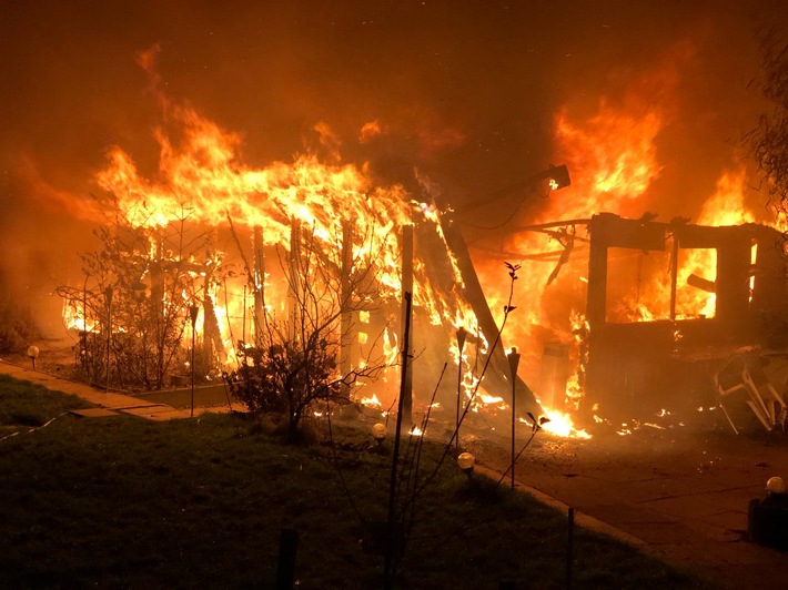 FW Witten: Gartenhaus brennt in voller Ausdehnung
