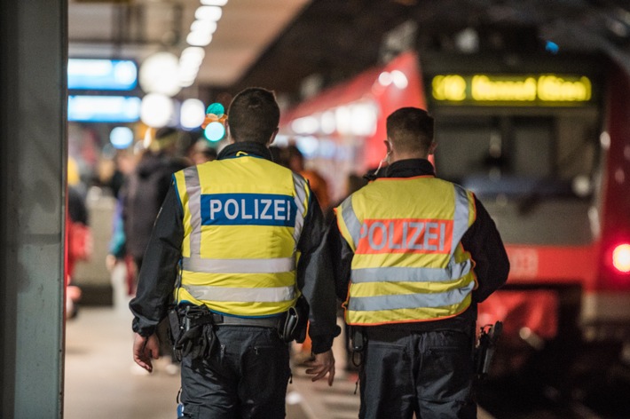 BPOL NRW: Personenunfall durch Schnellbremsung verhindert - Bundespolizei klärt Mann über Gefahren im Gleisbereich auf