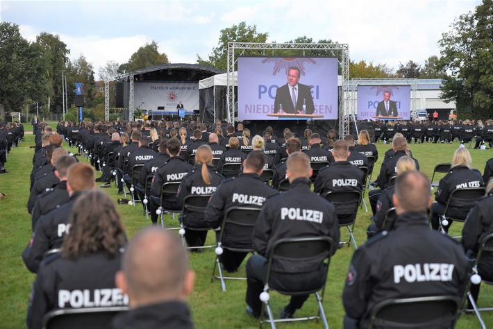 POL-AK NI: Polizeiakademie Niedersachsen verleiht über 1.000 "Bachelor of Arts" - Abschlüsse; Minister Boris Pistorius verabschiedet angehende Polizeikommissarinnen und Polizei-kommissare aus dem Studium