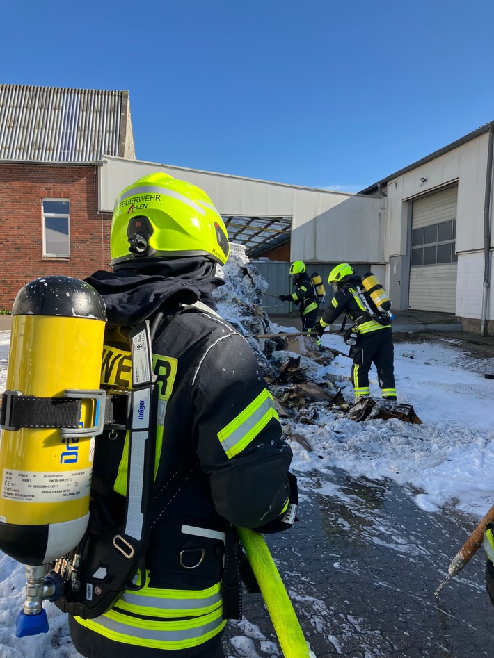 FW-WAF: Müllpresse in Brand