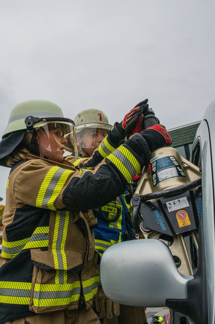 FW Voerde: Schwerer Verkehrsunfall auf dem Rathausplatz in Voerde