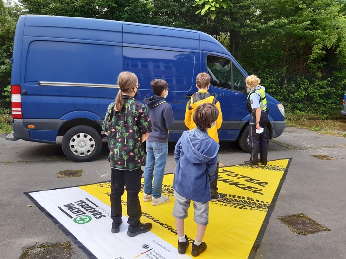 POL-BO: Verkehrsaktion an Hildegardisschule: Polizei und Verkehrswacht klären über &quot;Toten Winkel&quot; auf