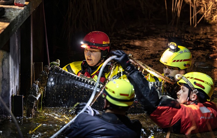 DLRG Wasserretter im Hochwassereinsatz in Niedersachsen