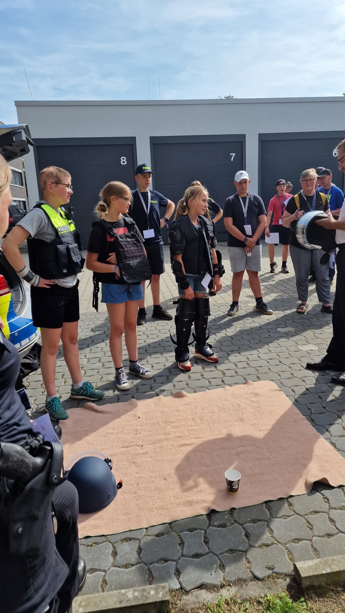 POL-EL: Lingen - Kinder und Jugendliche aus dem Zeltlager der Kreisjugendfeuerwehren Emsland zu Besuch bei der Polizei