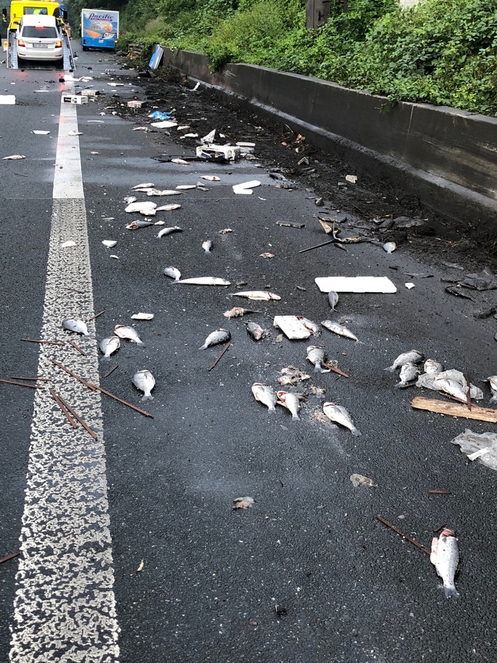 POL-D: +++Meldung der Autobahnpolizei+++ - A 40 - Anschlussstelle Gelsenkirchen-Süd - Verkehrsunfall - Ein Leichtverletzter - Speisefische "landen" auf der Fahrbahn