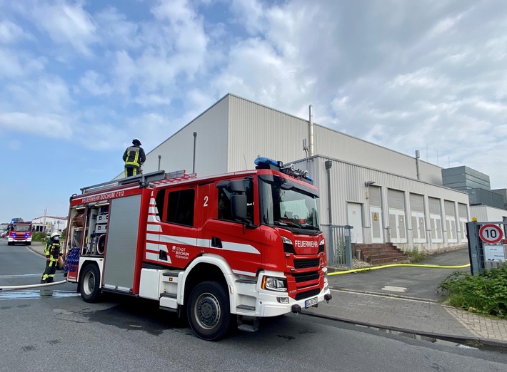 FW-BO: Brand in einem Industriebetrieb in Bochum Riemke