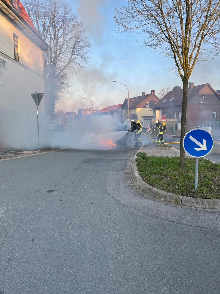 FW Horn-Bad Meinberg: PKW-Brand vor der Feuerwache