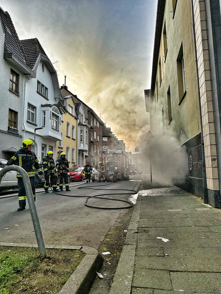 FW-NE: Kellerbrand in einer Schule | Umfangreiche Entrauchungsmaßnahmen