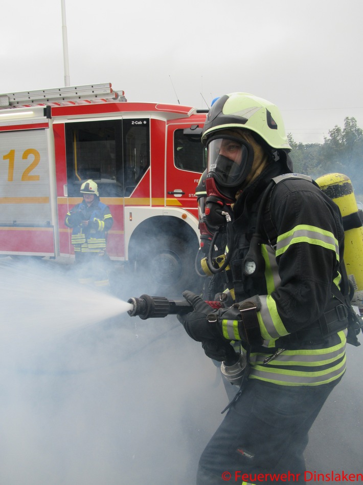 FW Dinslaken: Brand auf Balkon