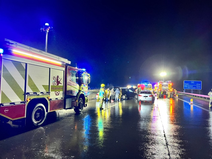 FW Ratingen: Fünf Fahrzeuge verunfallen auf der A52