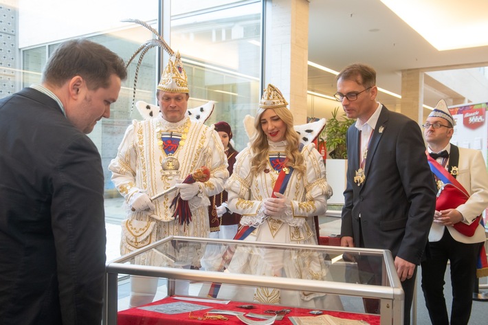 Mitmach-Aktion: Prinzenpaar besucht traditionelle Bonner Karnevalsausstellung