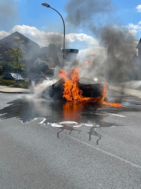 POL-GÖ: (275/2022) Auto fährt brennend durch das Stadtgebiet von Göttingen- Insassen bleiben unverletzt