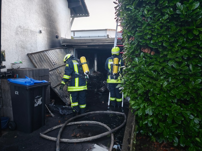 FW Heimbach: Garagenvollbrand im Stadtteil Vlatten - Gasflaschen geborgen