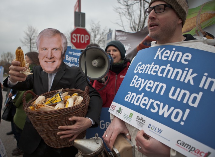 "CSU muss Gentechnik-Verbot im Koalitionsvertrag durchsetzen" Aktion vor CSU-Parteitag in München / Flugblätter für die Delegierten / "Bürger erwarten ein klares Nein zur Gentechnik" (FOTO)