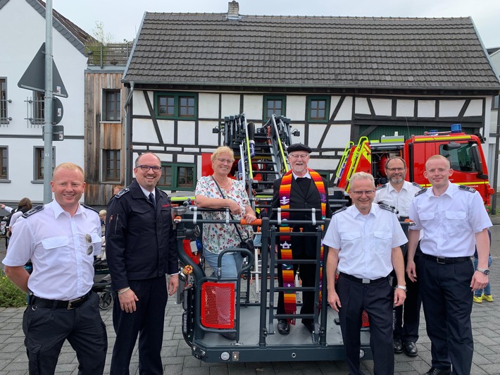 FW Alfter: Neue Drehleiter der Freiwilligen Feuerwehr Alfter feierlich eingeweiht