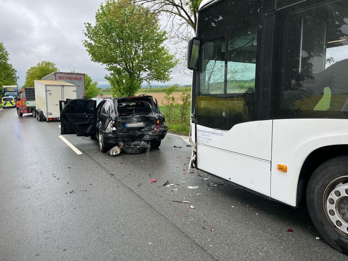 POL-HX: Auffahrunfall: Bus schiebt mehrere Fahrzeuge zusammen