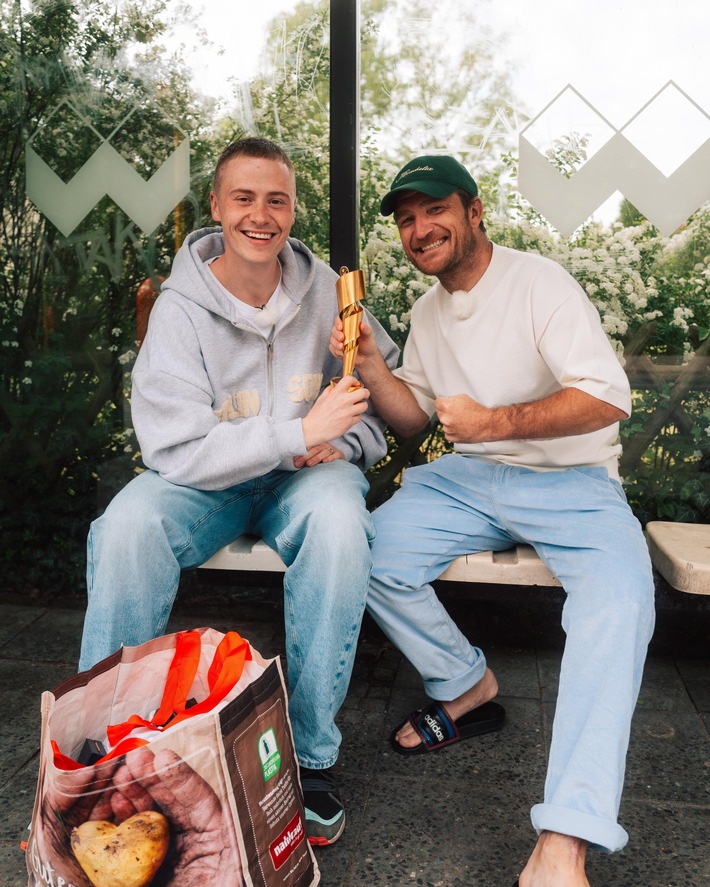 Frederick Lau und Youtuber Marvin versteigern den Deutschen Filmpreis / Ein besonderer Coup bei United Charity!