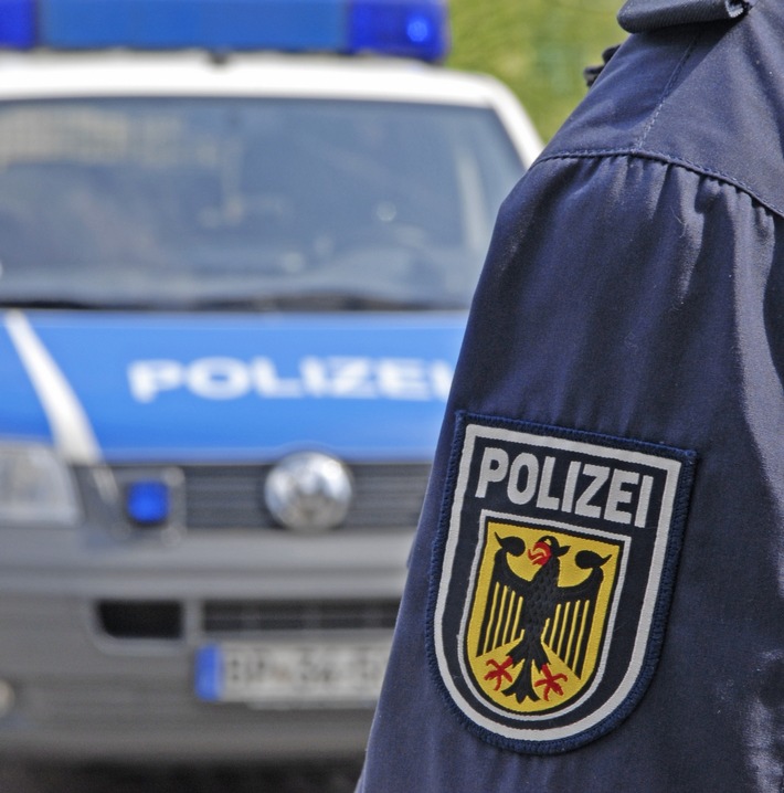 Bundespolizeidirektion München: Festnahme- und Durchsuchungsaktion der Bundespolizei - Rosenheimer Bundespolizei nimmt mutmaßlichen Computerbetrüger fest
