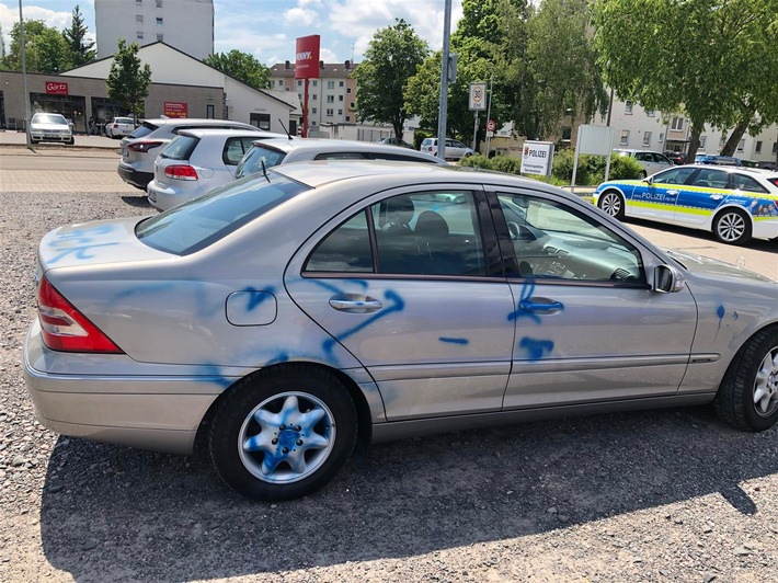 POL-PDLD: Mit blauer Farbe besprühtes Fahrzeug