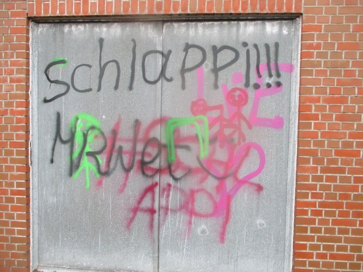 POL-WHV: Sachbeschädigung durch Farbschmiererei (FOTO) in Wilhelmshaven - Polizei bittet um Hinweise