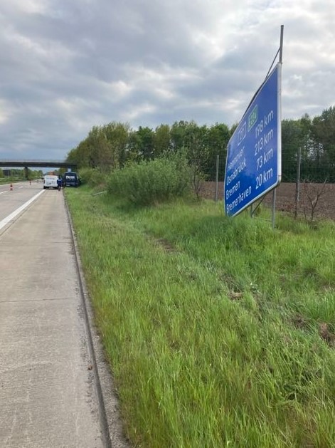POL-CUX: Verkehrsunfall durch Sekundenschlaf auf der Autobahn verursacht hohen Sachschaden (Foto im Anhang)