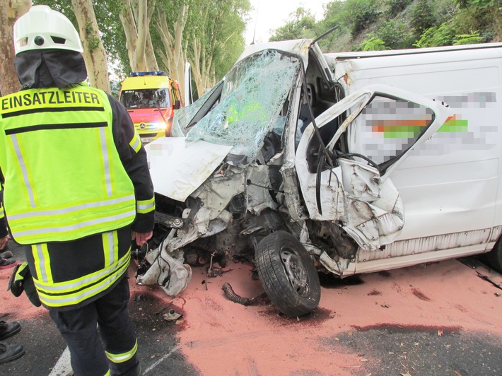 POL-HM: Verkehrsunfall mit zwei schwer verletzten Personen - Rettungshubschrauber im Einsatz