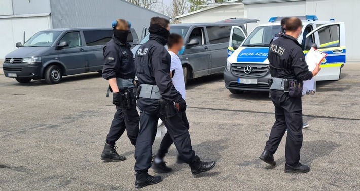 Bundespolizeidirektion München: Bundespolizei sprengt internationale Schleuser- und Drogendealer-Bande / 6 Verdächtige in Untersuchungshaft - 14 Kilo Heroin beschlagnahmt