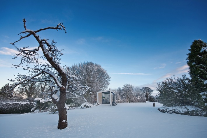 "Outdoor arbeiten" bei Schnee und Eis im Office Cube / Designer-Bürowürfel für den Outdoor-Einsatz kann sich selbst von Schnee und Eis befreien