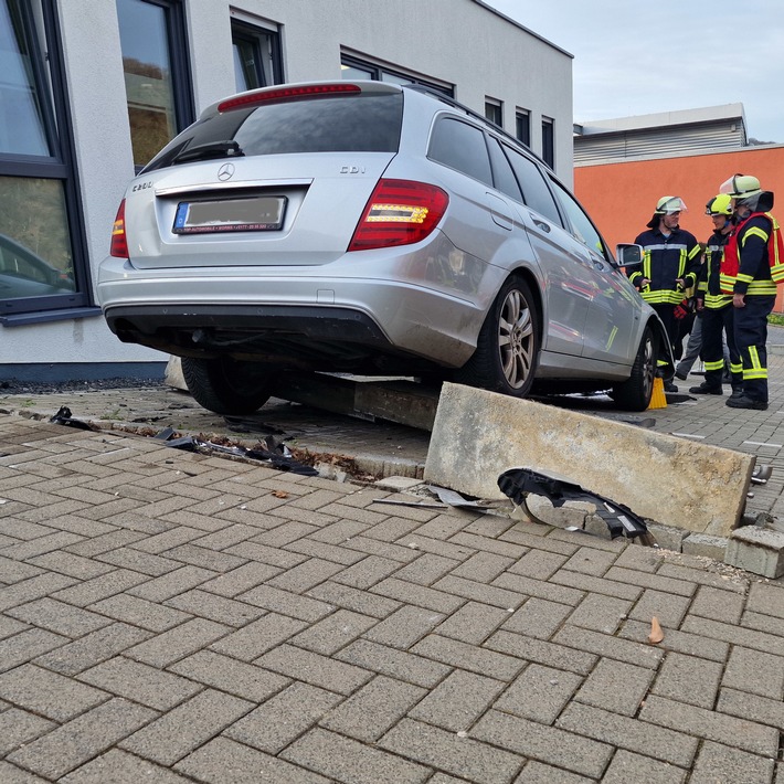 FW Heimbach: Verkehrsunfall in Heimbach - PKW durchbricht Mauer und verursacht Hohen Sachschaden