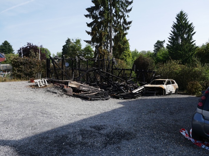 POL-RBK: Wermelskirchen - Brand eines Pkw mit hohen Folgeschäden