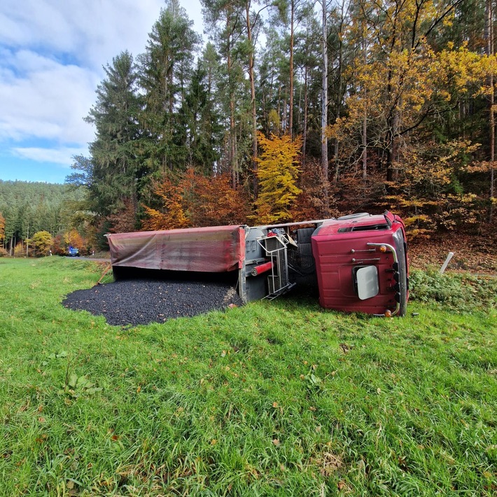 LPI-SLF: Lkw kommt von Straße ab und kippt um.