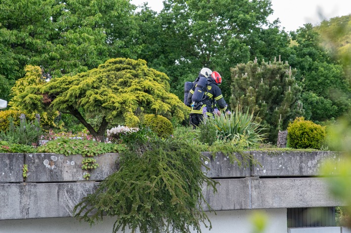 FW-MK: Brand auf einer Dachterrasse in Lössel