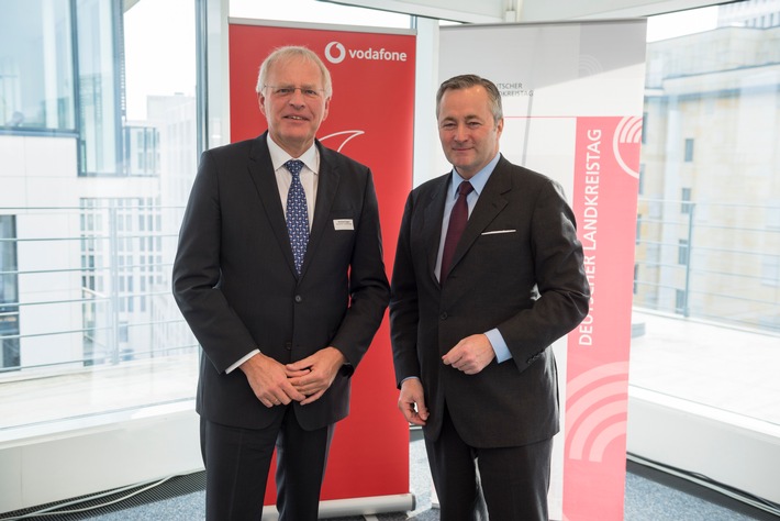 Landkreistag und Vodafone: Gemeinsam für Glasfaser