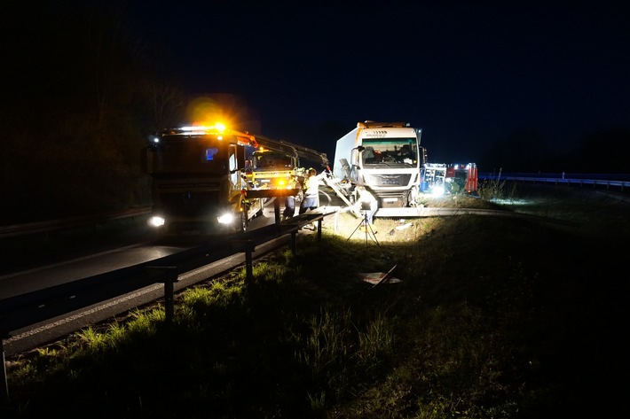 FW Ratingen: Unfall mti LKW, A44 im Autobahnkreuz Ratingen Ost teilweise gesperrt