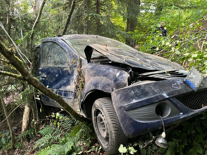 POL-GM: 64-Jähriger landet mit Auto im Dickicht