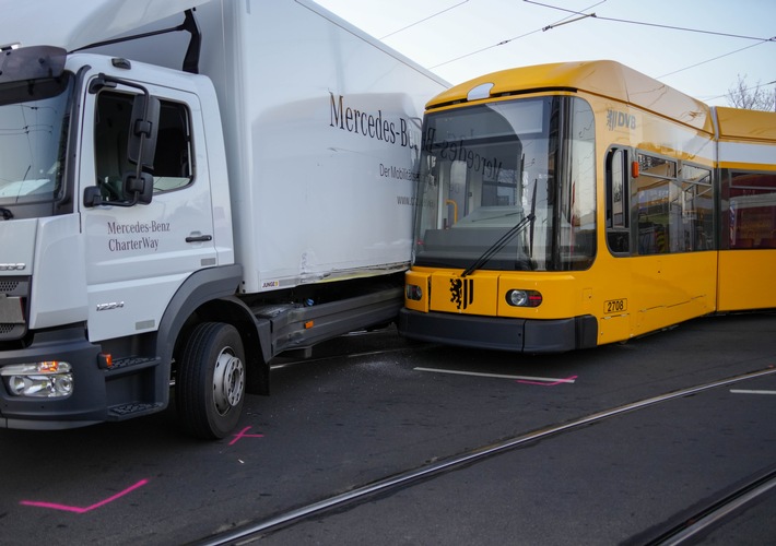 FW Dresden: Doppeleinsatz für die Wache Albertstadt: Verkehrsunfälle mit Verletzten sorgen für Verkehrsbehinderungen