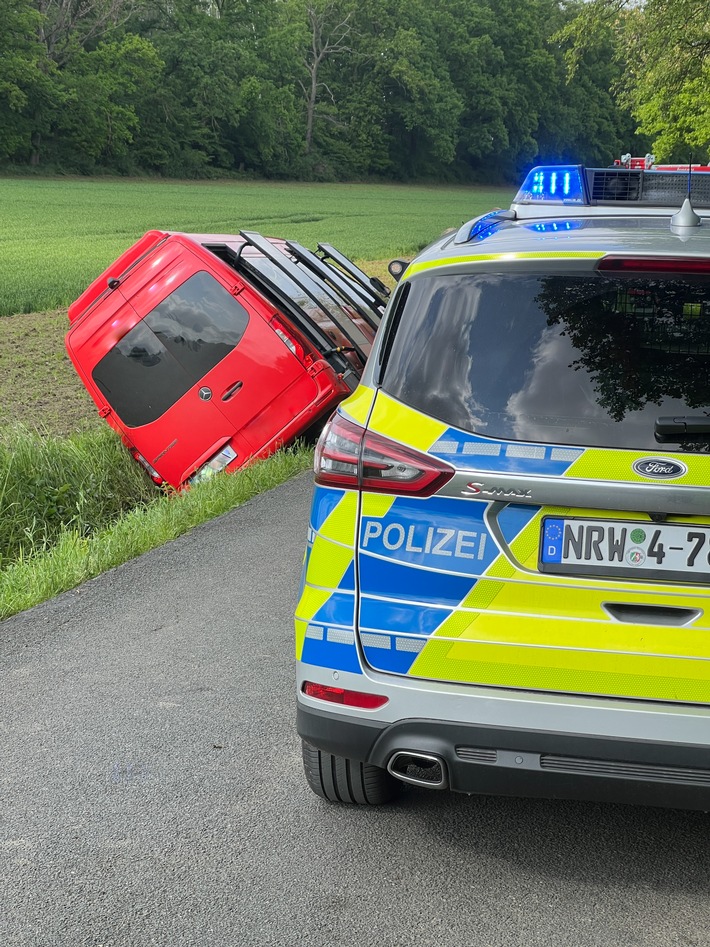 FW-MK: Fahrzeug im Graben