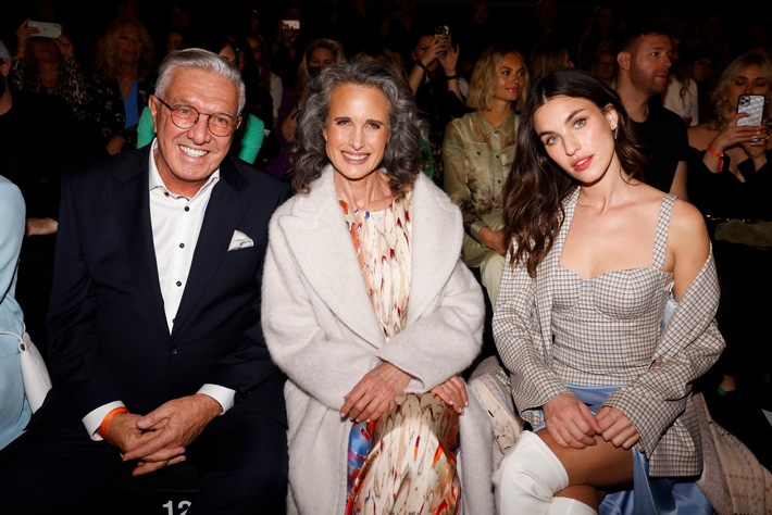 Hollywood-Schauspielerin Andie MacDowell und Tochter Rainey Qualley zu Gast bei der Marc Cain Fashion Show in Berlin