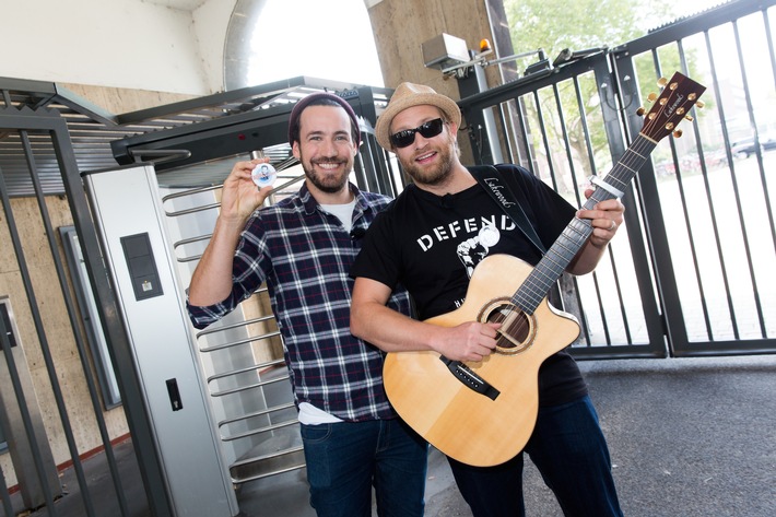 Jan Köppen und Gregor Meyle entern Berliner Bürohaus! Mission Freundlichkeit: Beruf am 4. November um 20.15 Uhr im Disney Channel (FOTO)