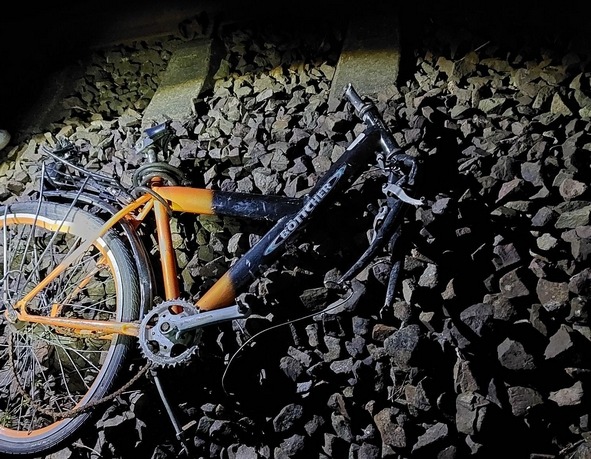 BPOL-FL: Zug überfahrt im Gleis liegendes Fahrrad - Bundespolizei sucht Zeugen