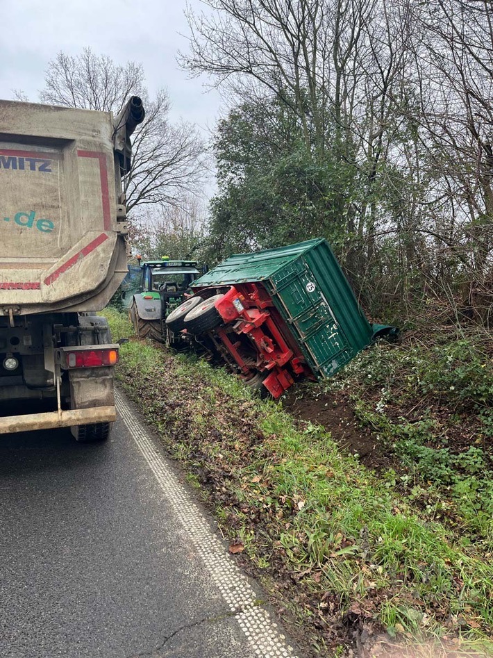 POL-NE: Traktor verunfallt auf L116