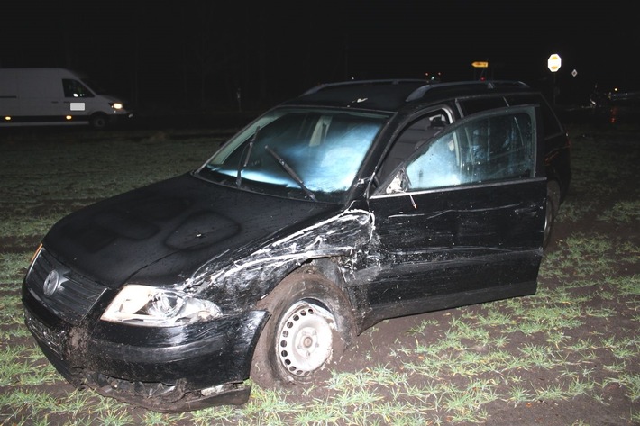 POL-MI: Passat landet nach Kollision auf Acker.