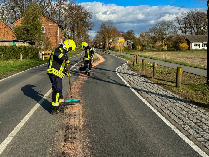 FW Flotwedel: Ortsfeuerwehr Offensen beseitigt Gefährdung durch Ölspur auf K50