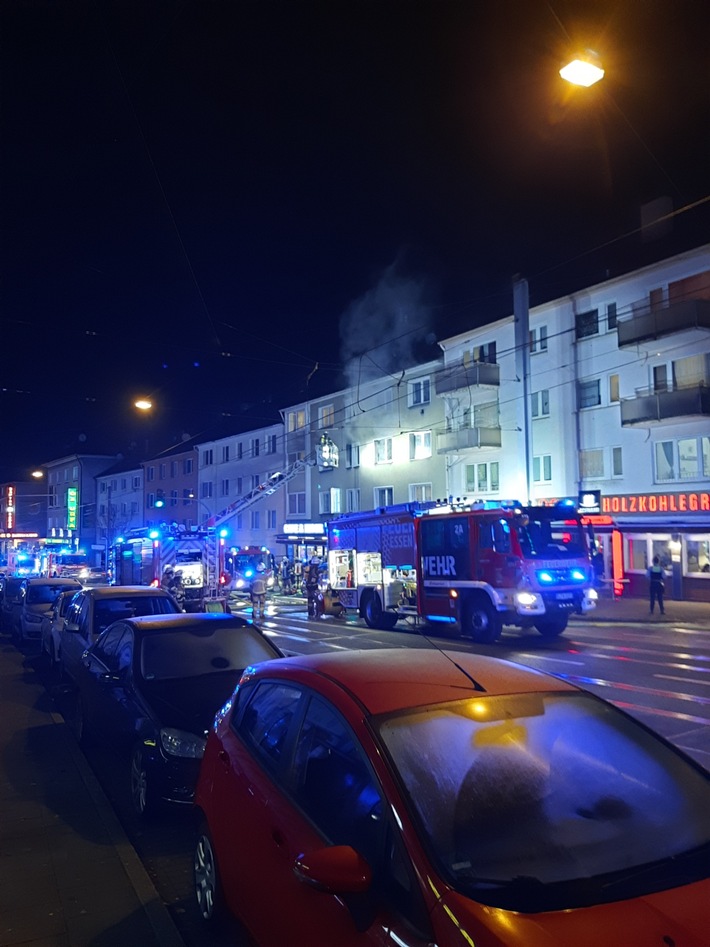 FW-E: Wohnungsbrand in einem Mehrfamilienhaus fordert mehrere verletzte Personen