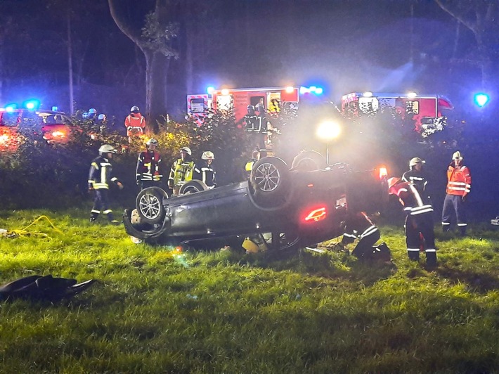 FF Olsberg: Fahrzeug mit 4 Personen überschlägt sich auf B480 bei Olsberg