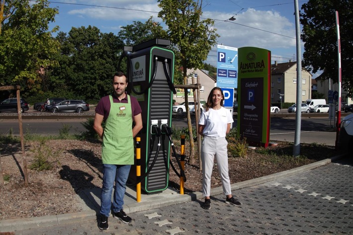 Erster Ladegrün! Schnelllader auf Alnatura Parkplatz in Stuttgart-Zuffenhausen in Betrieb genommen