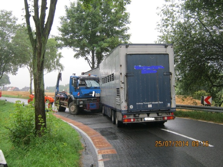 POL-HI: Verkehrsunfall mit 2 verletzten LKW-Fahrern und hohem Sachschaden