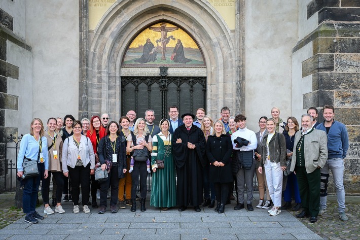 Die Einheitsbotschafter vor der Thesentür der Schlosskirche in Lutherstadt Wittenberg // (c) Staatskanzlei / Thomas Meinicke / Weiterer Text über ots und www.presseportal.de/nr/157804 / Die Verwendung dieses Bildes ist für redaktionelle Zwecke unter Beachtung ggf. genannter Nutzungsbedingungen honorarfrei. Veröffentlichung bitte mit Bildrechte-Hinweis.