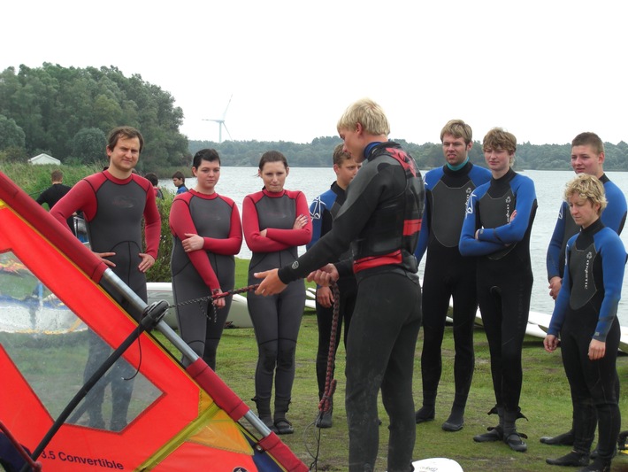 FW-Heiligenhaus: Jugendfeuerwehr freut sich über Unterstützung bei der Surf-Freizeit (Meldung 21/2016)