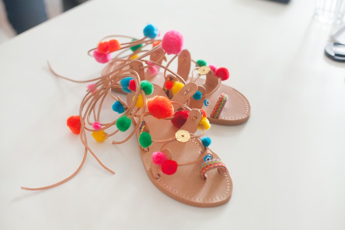 Mit Etsy zu DIY-Pompon-Sandalen / In wenigen Schritten zum bunten Sommerhighlight.